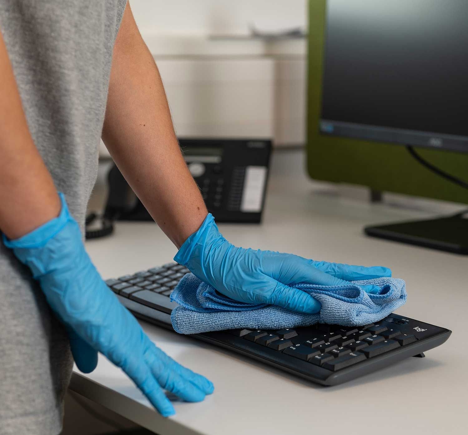 Bueroreinigung-Moedling-Baden-Wien-Detailreinigung-Tastatur